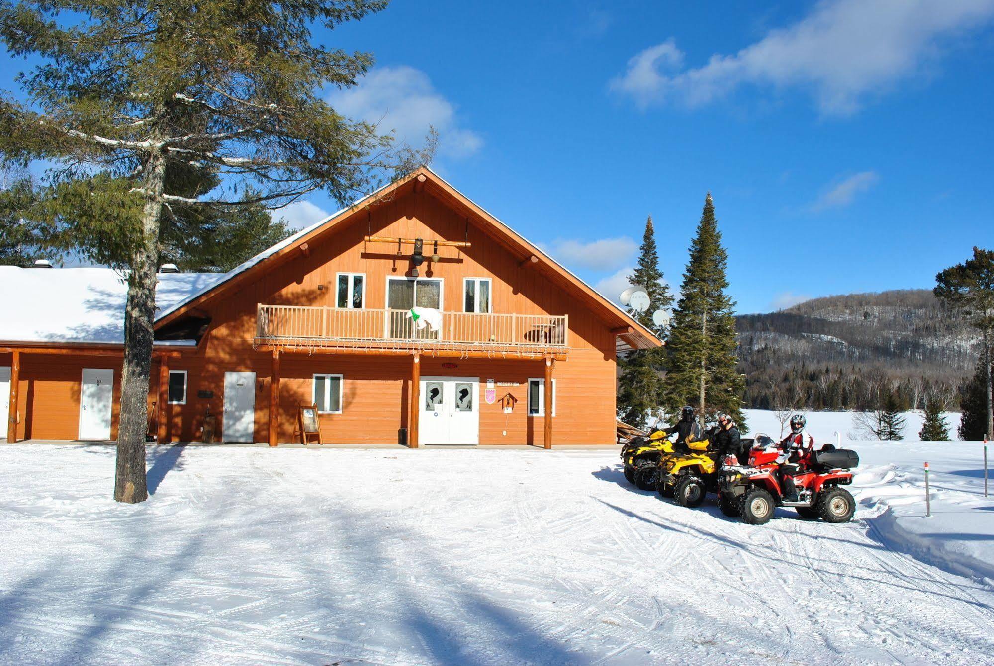 Motel Ours Bleu Lac-Saguay Esterno foto