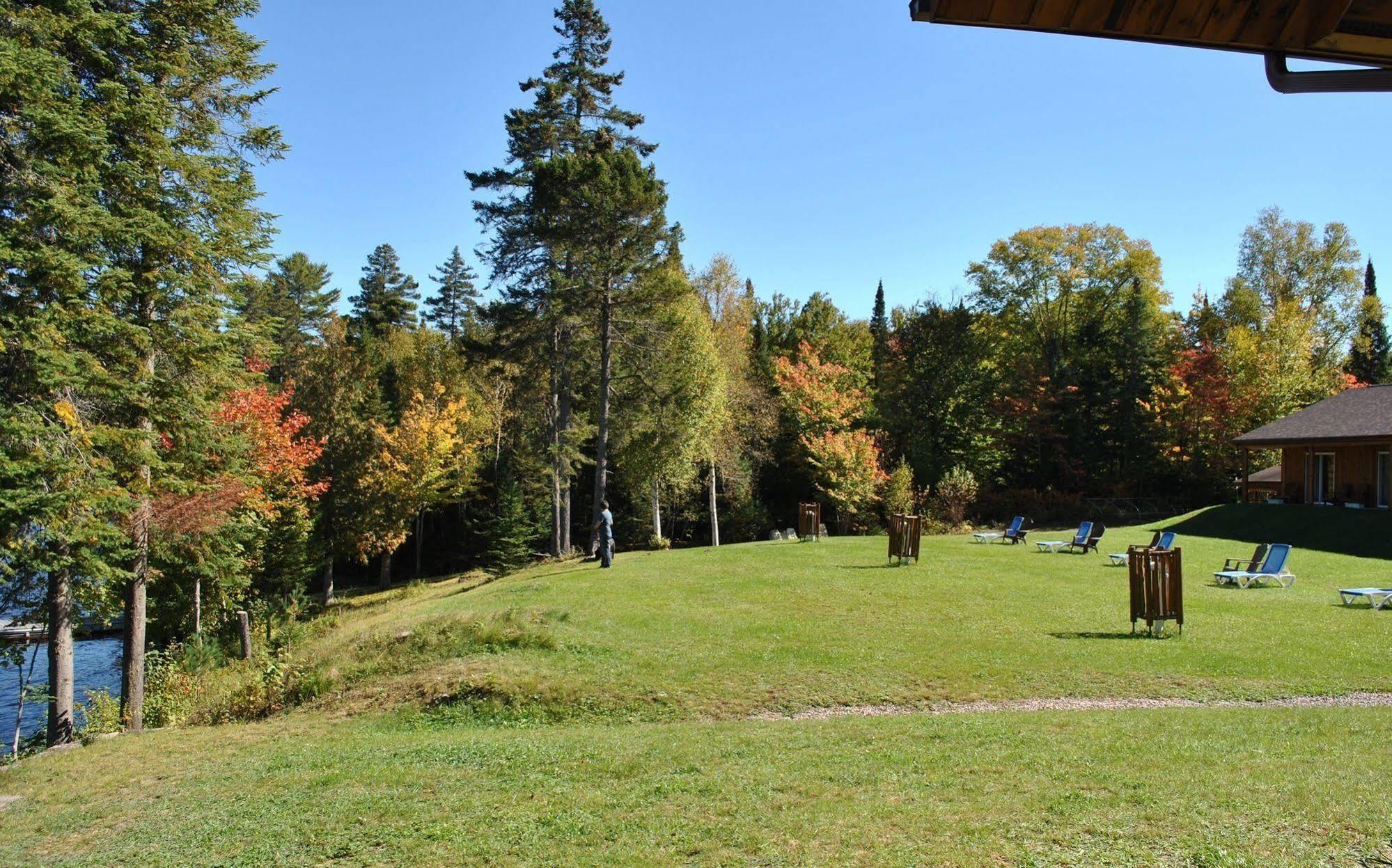 Motel Ours Bleu Lac-Saguay Esterno foto