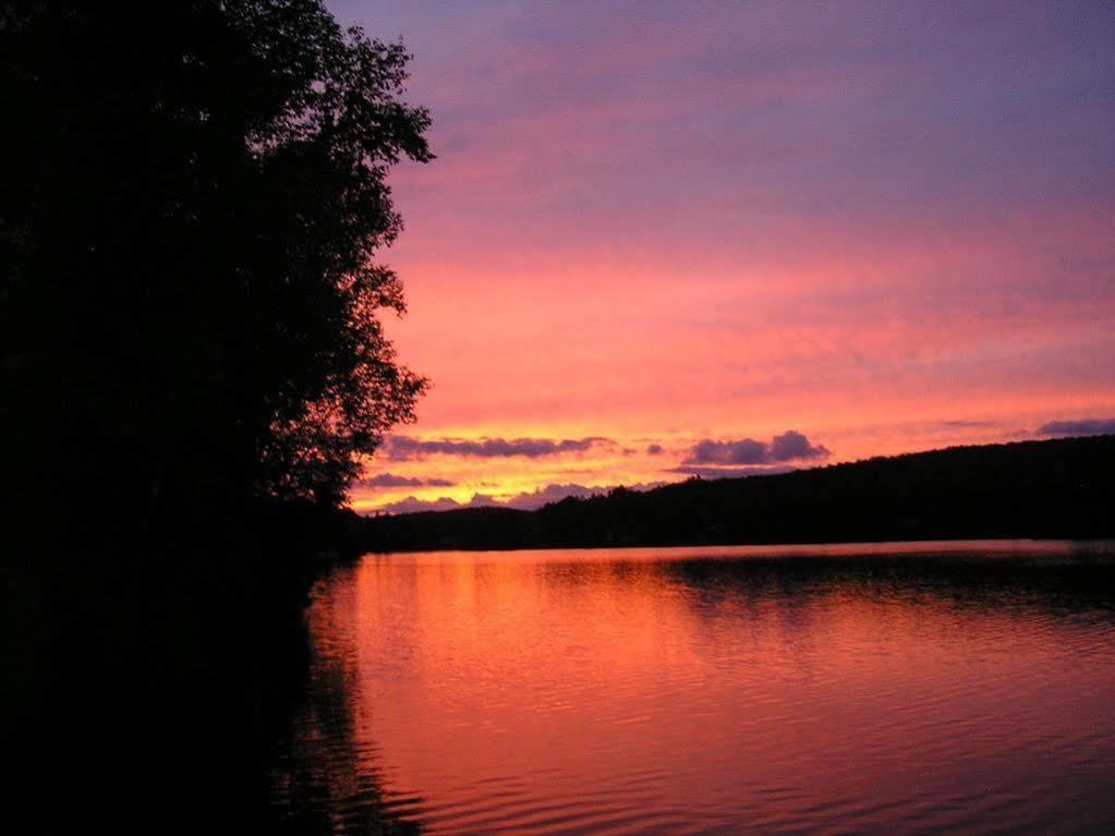 Motel Ours Bleu Lac-Saguay Esterno foto