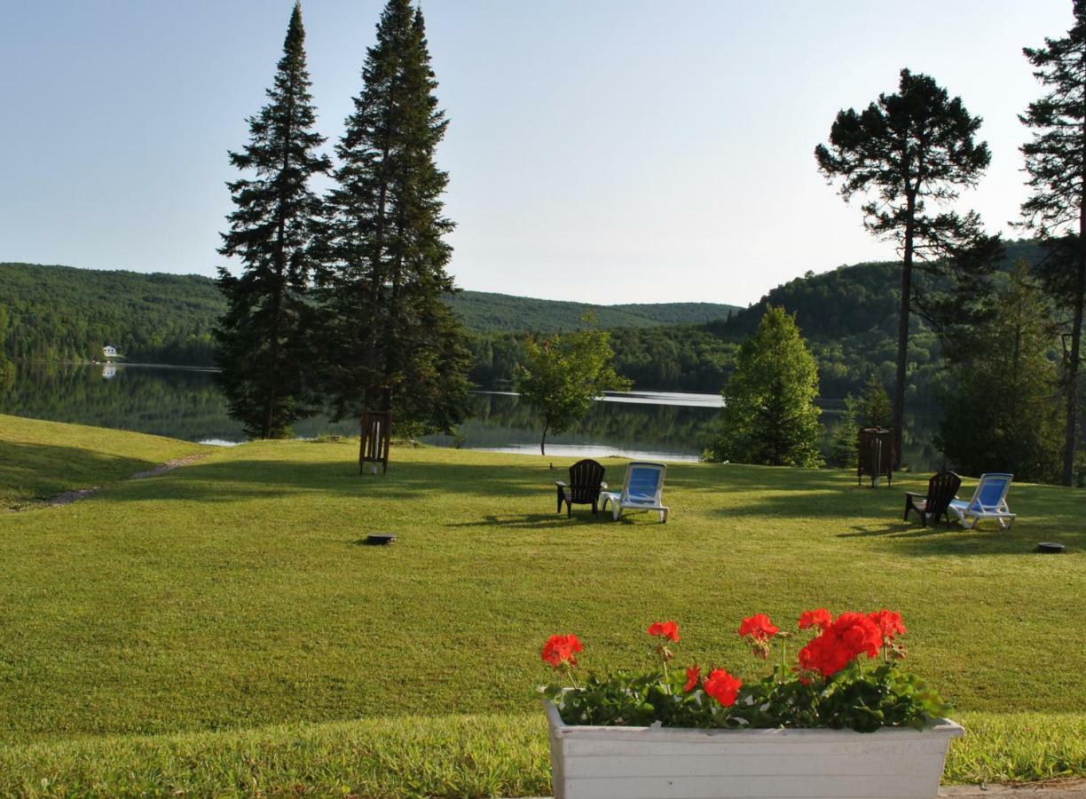 Motel Ours Bleu Lac-Saguay Esterno foto